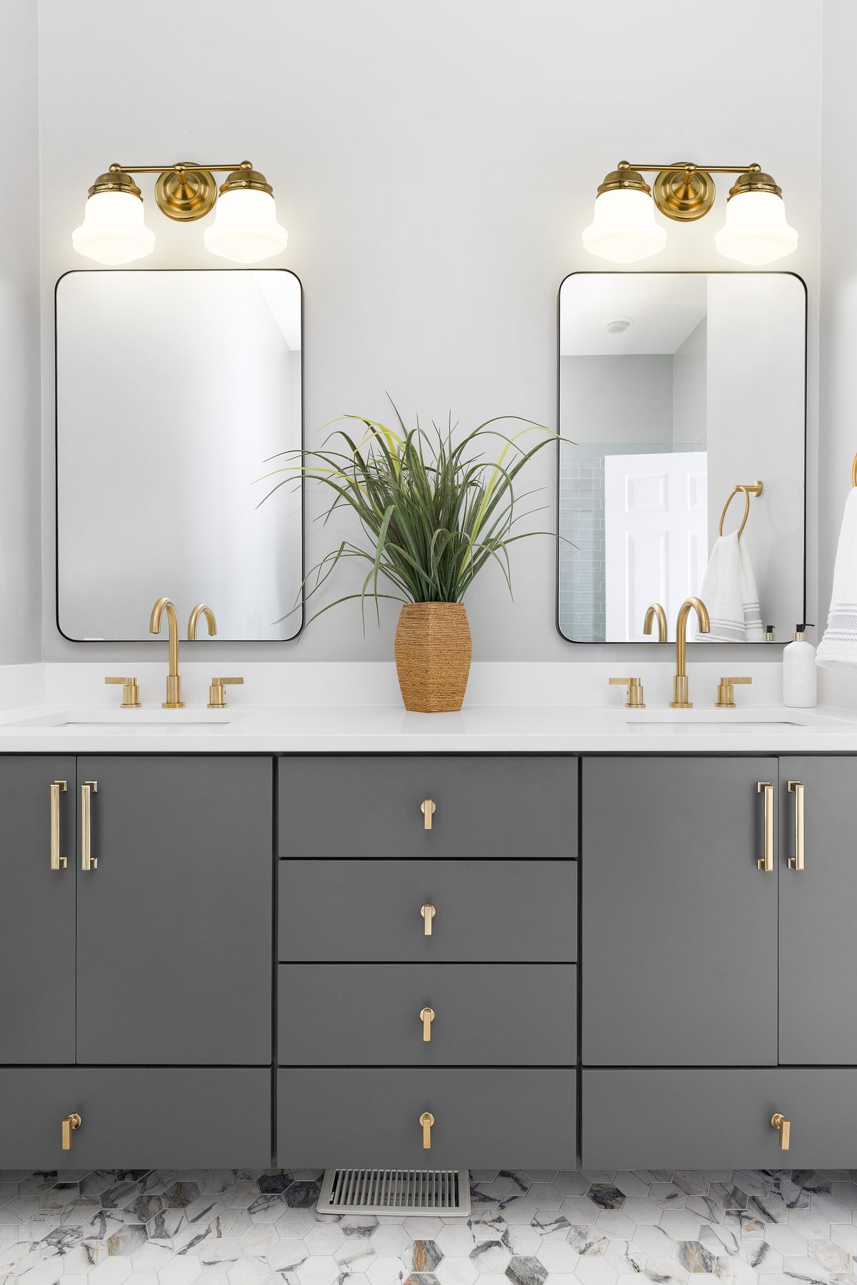 Luminaire de vanité Vaughn Or luxe, Opale mate, 15 1/2" – vue 3