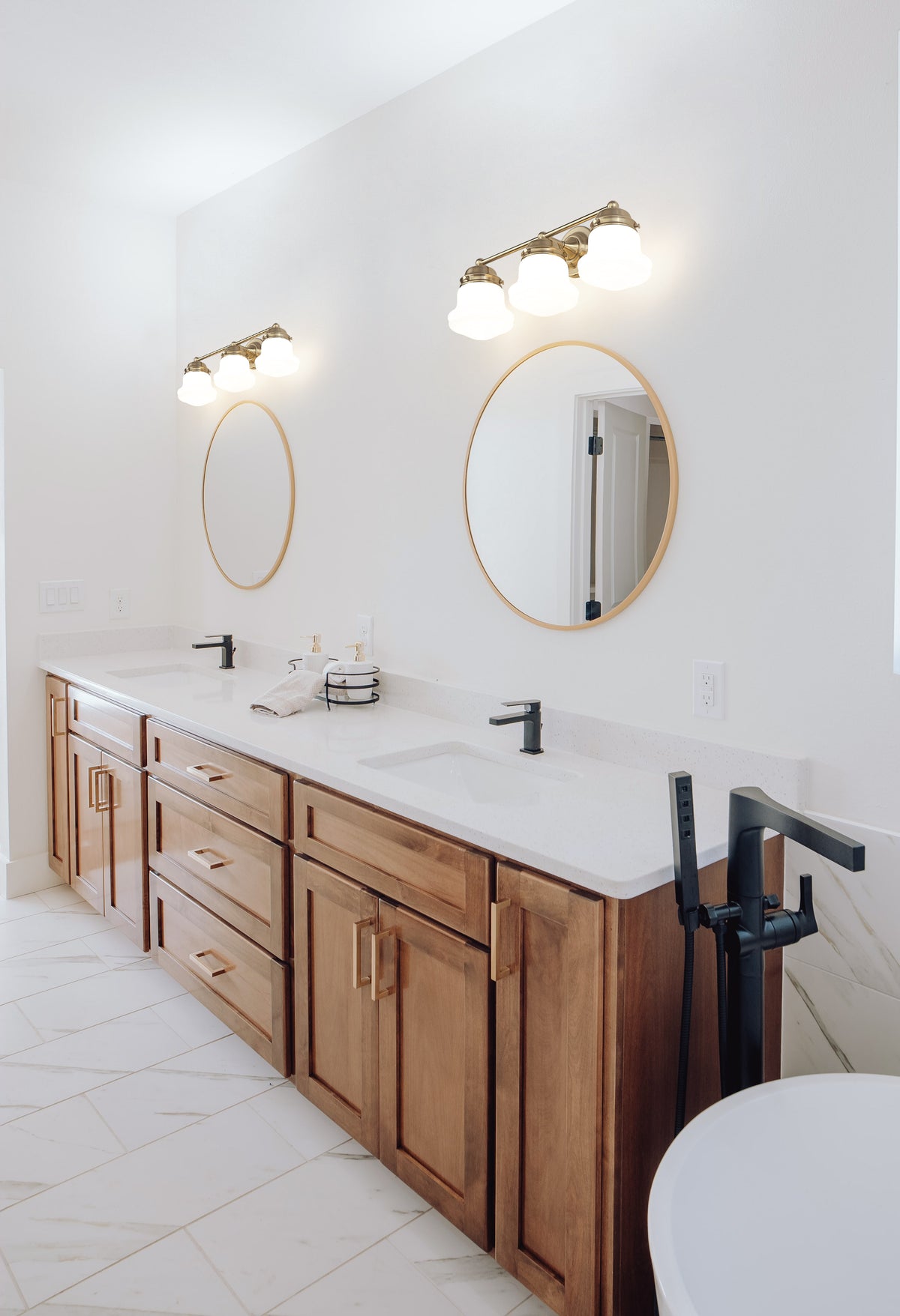 Luminaire de vanité Vaughn Or luxe, Opale mate, 22 1/2" – vue 2
