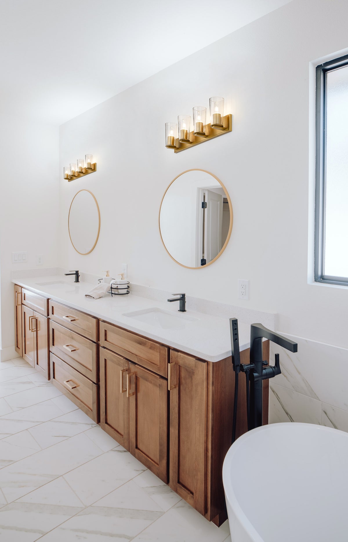 Luminaire de vanité Titus Or moderne, 32" – vue 3