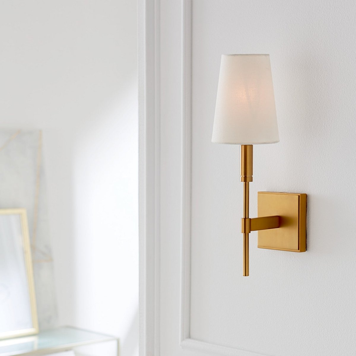 Applique murale Beckham Classic - Nickel poli 17" Lin blanc by Visual Comfort Studio | Luminaires & cie