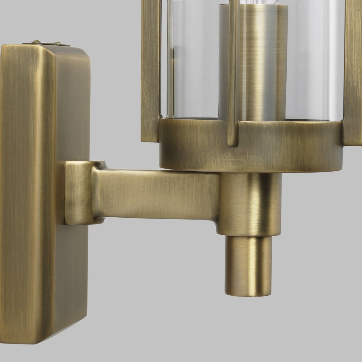 Applique murale Flynn - Laiton vieilli dans le temps by Visual Comfort Studio | Luminaires & cie