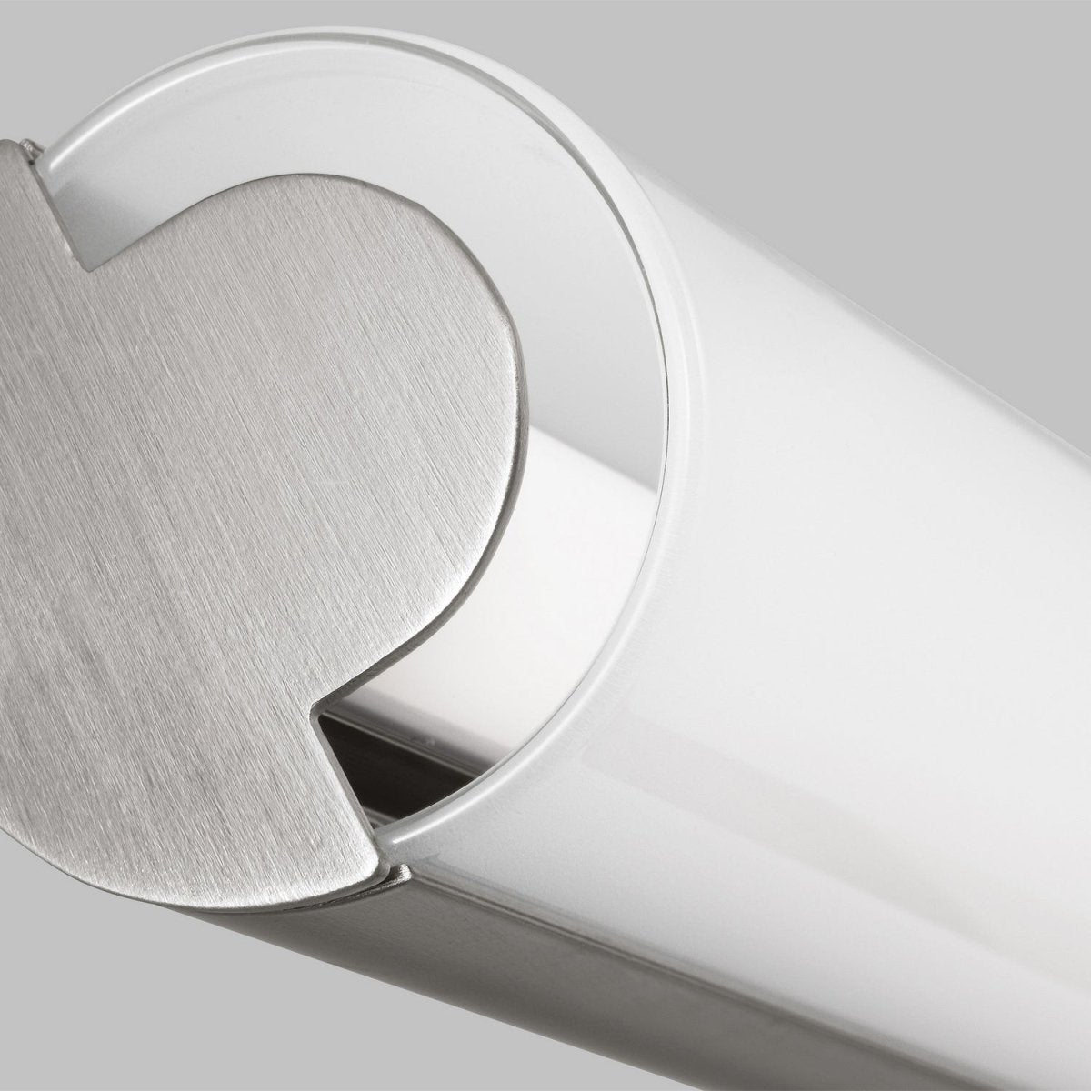 Barre d'éclairage de salle de bain Kiel - Nickel brossé 48" by Visual Comfort Studio | Luminaires & cie