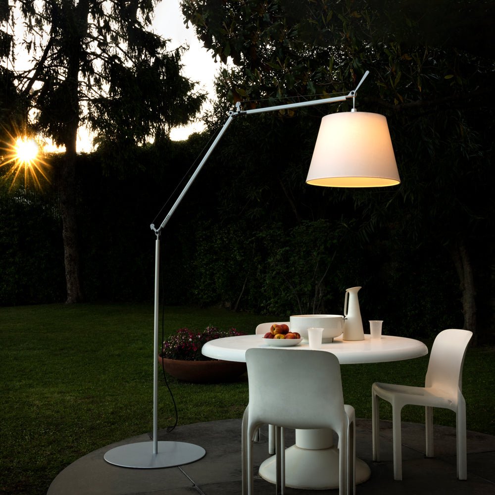 Lampe de plancher extérieure Tolomeo Mega - Blanc filé by Artemide | Luminaires & cie