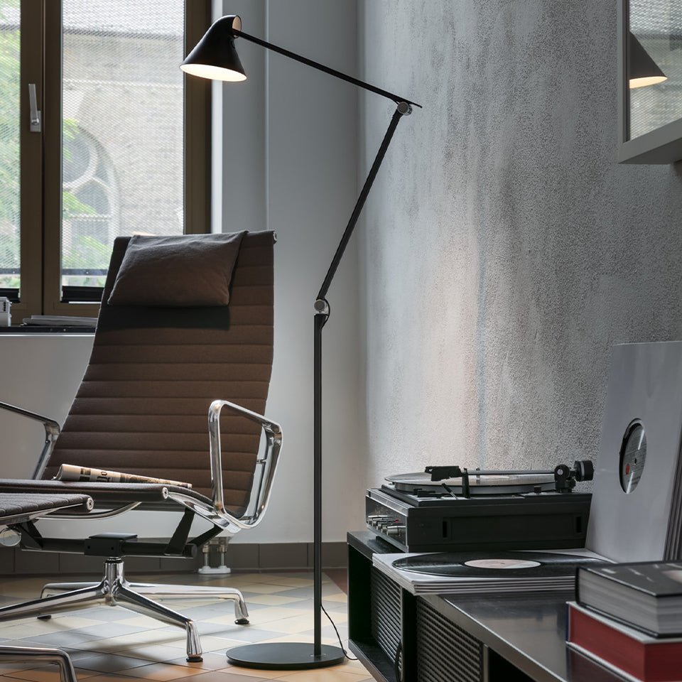 Lampe de plancher NJP - Gris aluminium pâle Blanc Chaud (2700K) by Louis Poulsen | Luminaires & cie