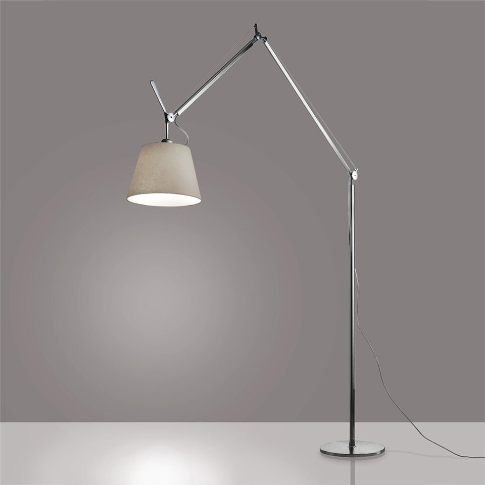 Lampe de plancher Tolomeo Mega - Aluminium + AJ Parchemin 14" DEL / 31W / 3000°K / Dimmable sur câble by Artemide | Luminaires & cie