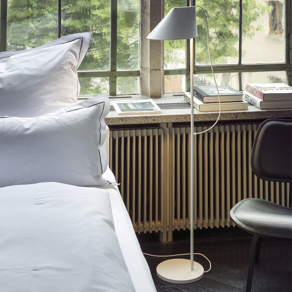 Lampe de plancher Yuh - Laiton/Blanc by Louis Poulsen | Luminaires & cie