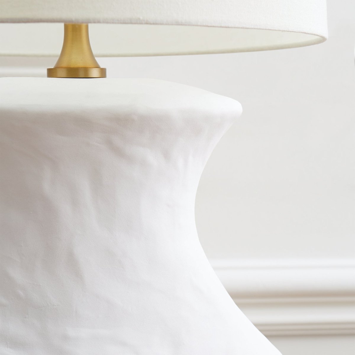 Lampe de table Bone - Céramique noire rugueuse by Visual Comfort Studio | Luminaires & cie