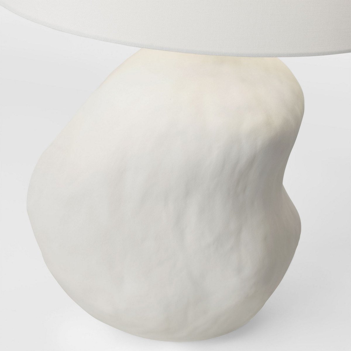 Lampe de table Broxton - Céramique noire rugueuse by Visual Comfort Studio | Luminaires & cie
