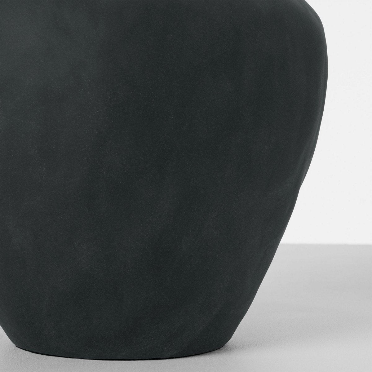 Lampe de table Cadley - Céramique noire rugueuse by Visual Comfort Studio | Luminaires & cie