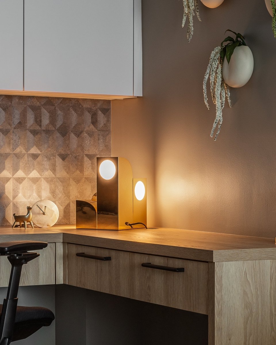 Lampe de table Gypsum - Laiton poli by Kuzco Lighting | Luminaires & cie