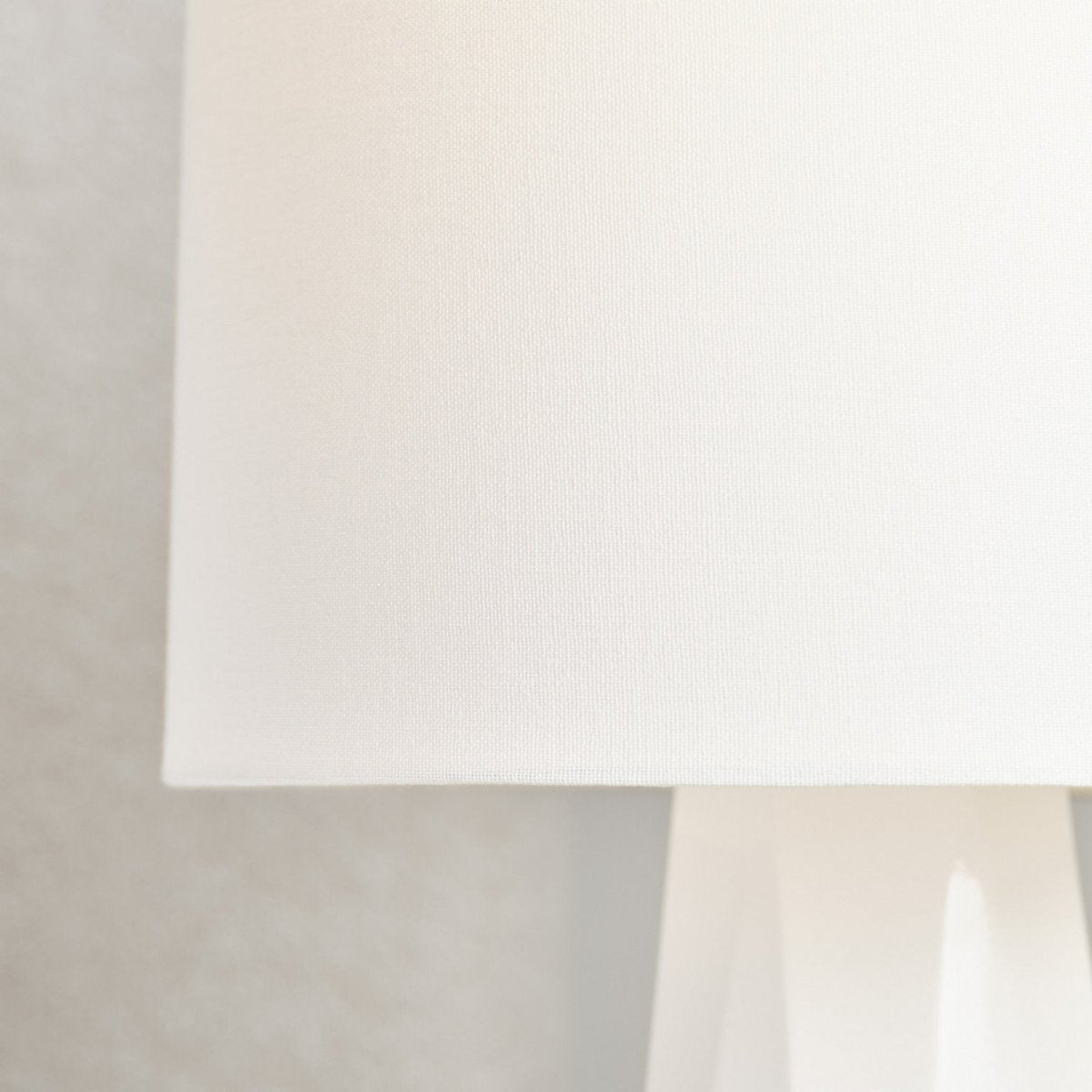 Lampe de table Moresby - Blanc brillant by Visual Comfort Studio | Luminaires & cie