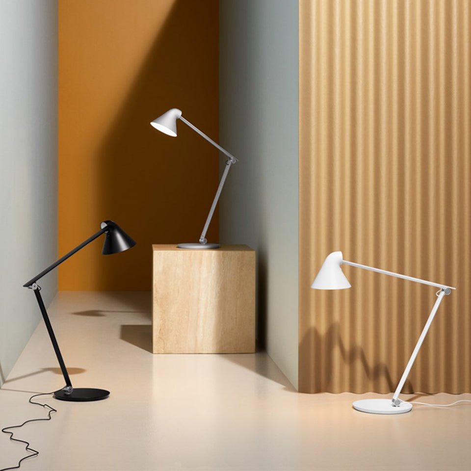 Lampe de table NJP - Noir Avec Pied 2700K (Blanc Chaud) by Louis Poulsen | Luminaires & cie