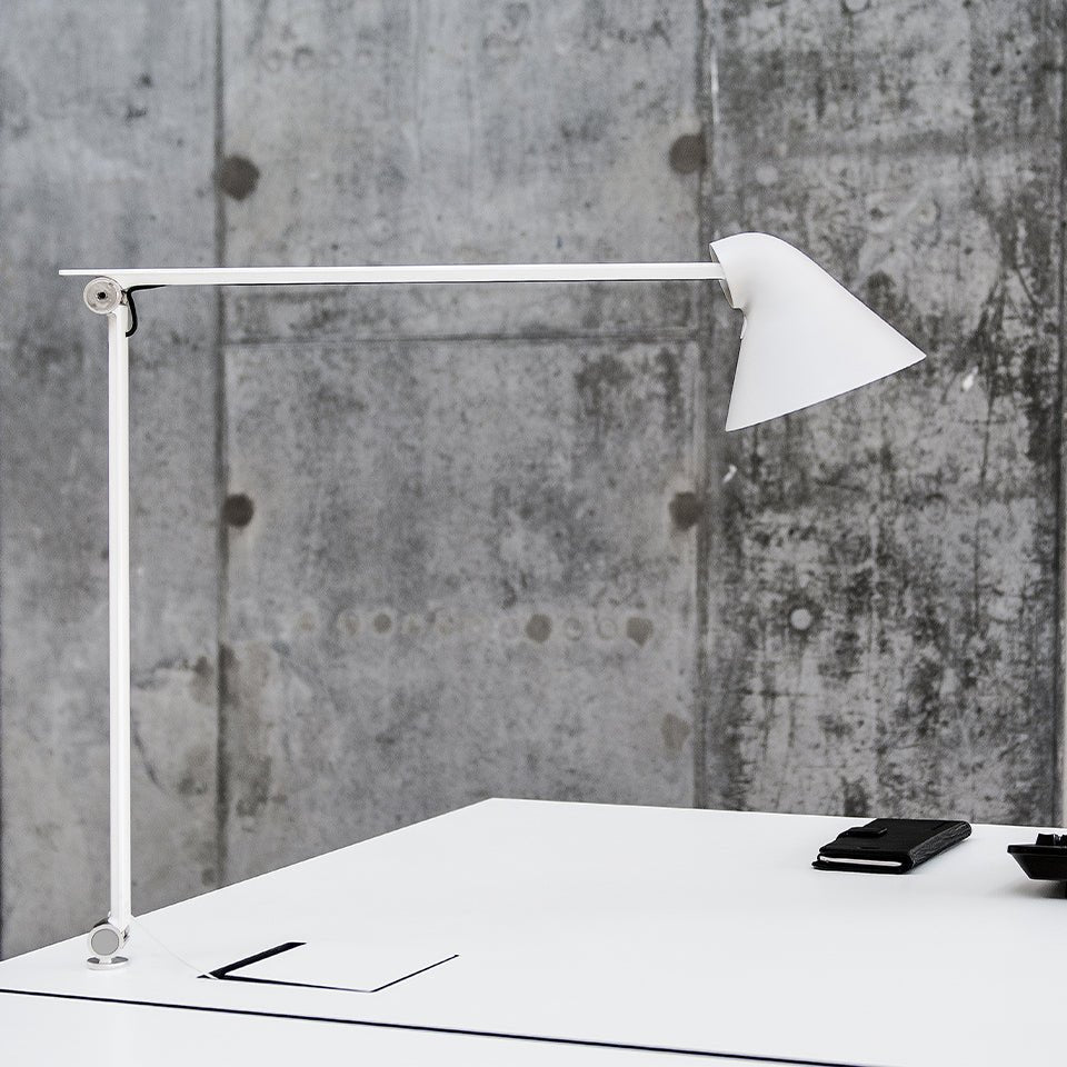 Lampe de table NJP - Gris aluminium pâle Vissable 2700K (Blanc Chaud) by Louis Poulsen | Luminaires & cie