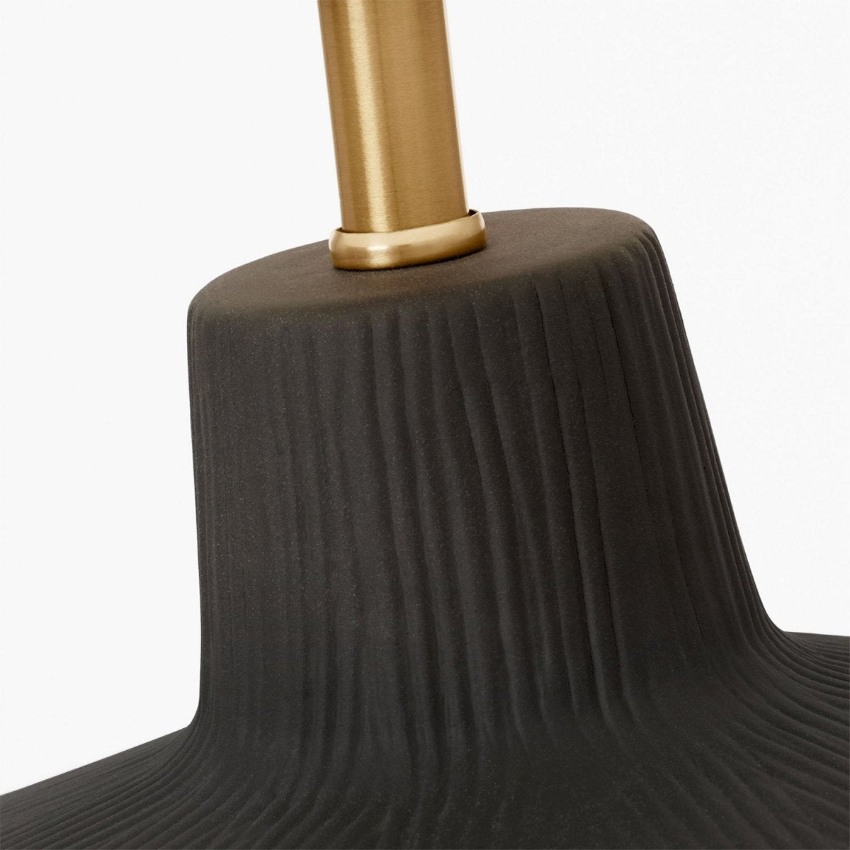 Lampe de table Panola - Céramique noire rugueuse by Visual Comfort Studio | Luminaires & cie