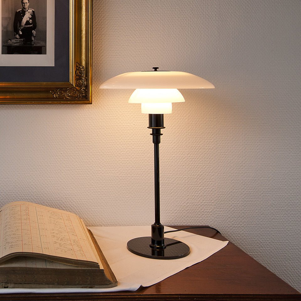 Lampe de table PH 3/2 - Laiton métallisé by Louis Poulsen | Luminaires & cie