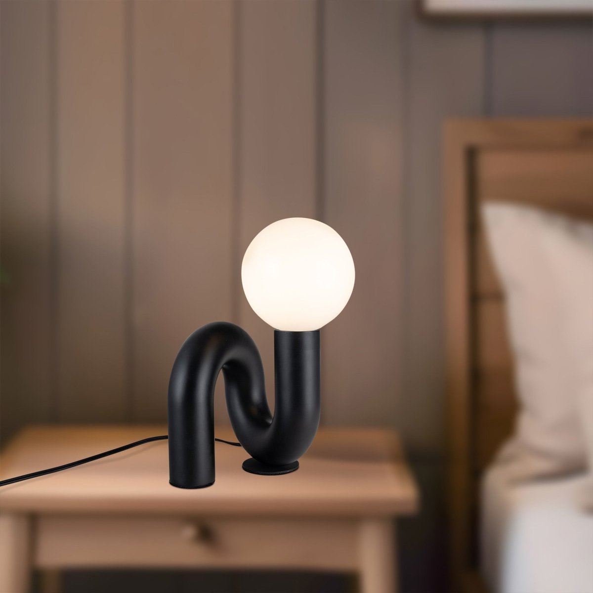 Lampe de table Sadie - Noir brillant by Alora Lighting | Luminaires & cie
