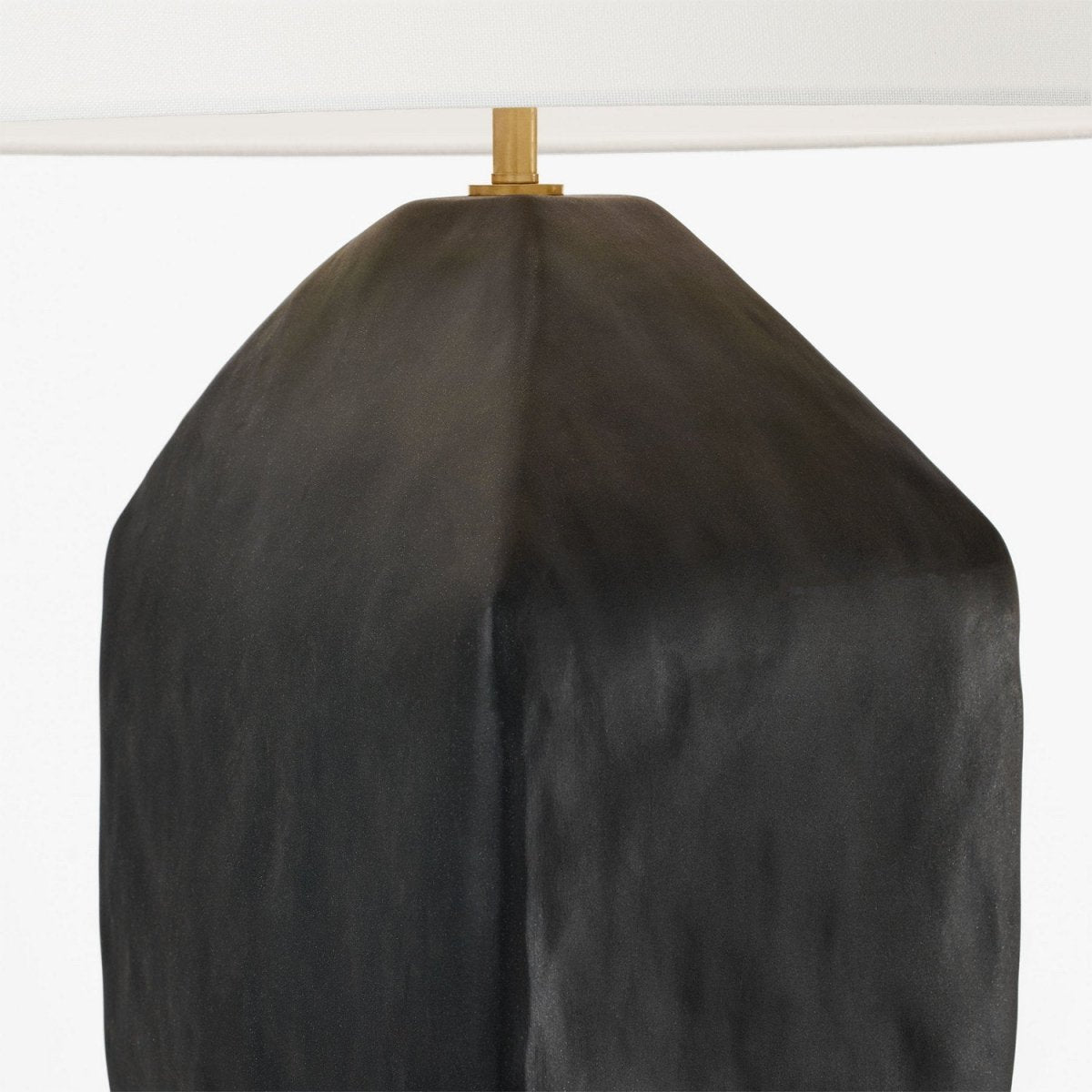 Lampe de table Sybert - Céramique noire rugueuse by Visual Comfort Studio | Luminaires & cie