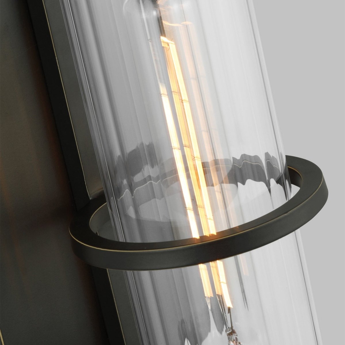Lanterne murale extérieure Alcona - Bronze antique 24" by Visual Comfort Studio | Luminaires & cie