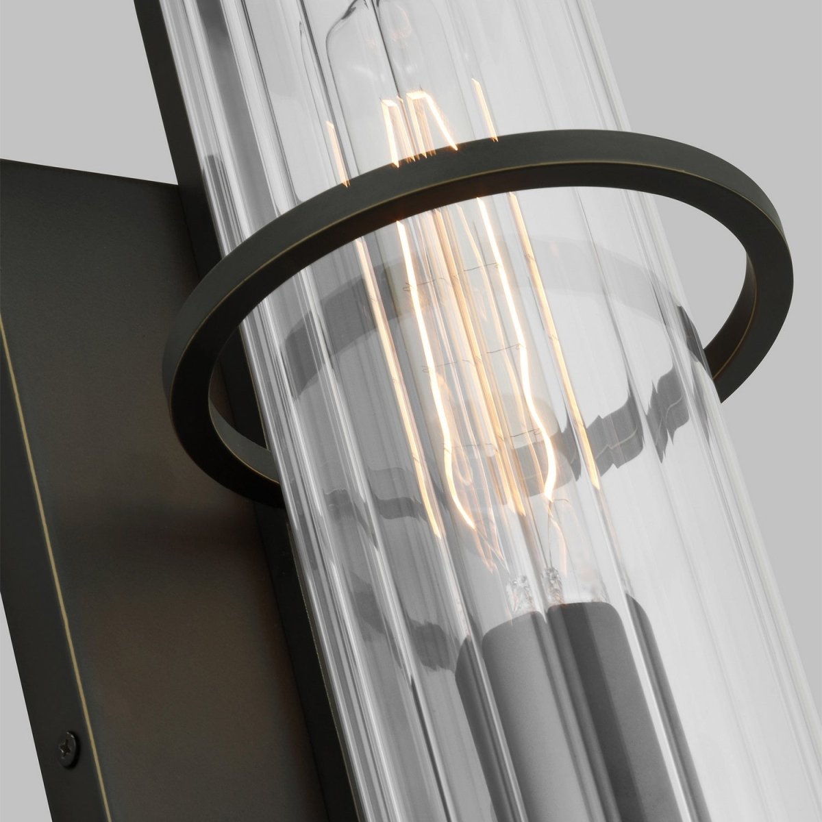 Lanterne murale extérieure Alcona - Bronze antique 24" by Visual Comfort Studio | Luminaires & cie