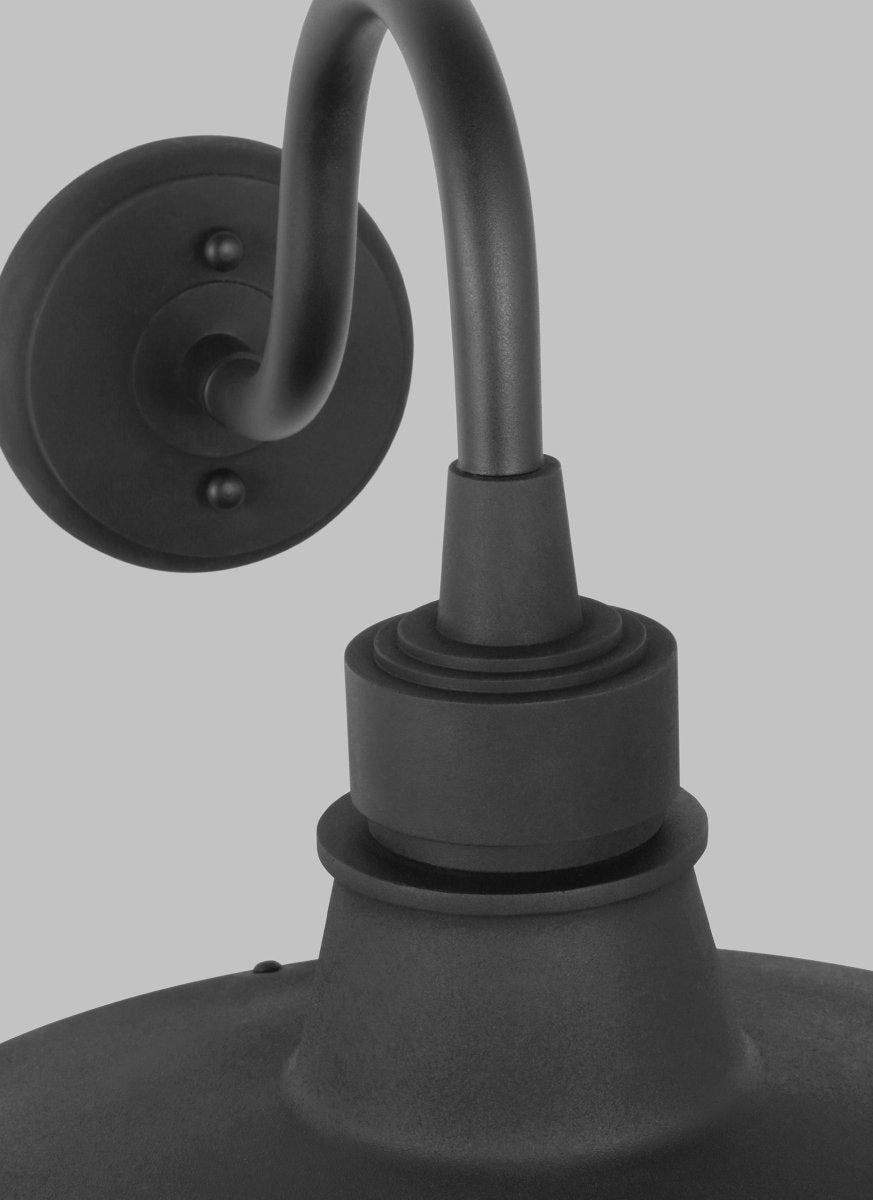 Lanterne murale extérieure Hollis - by Visual Comfort Studio | Luminaires & cie