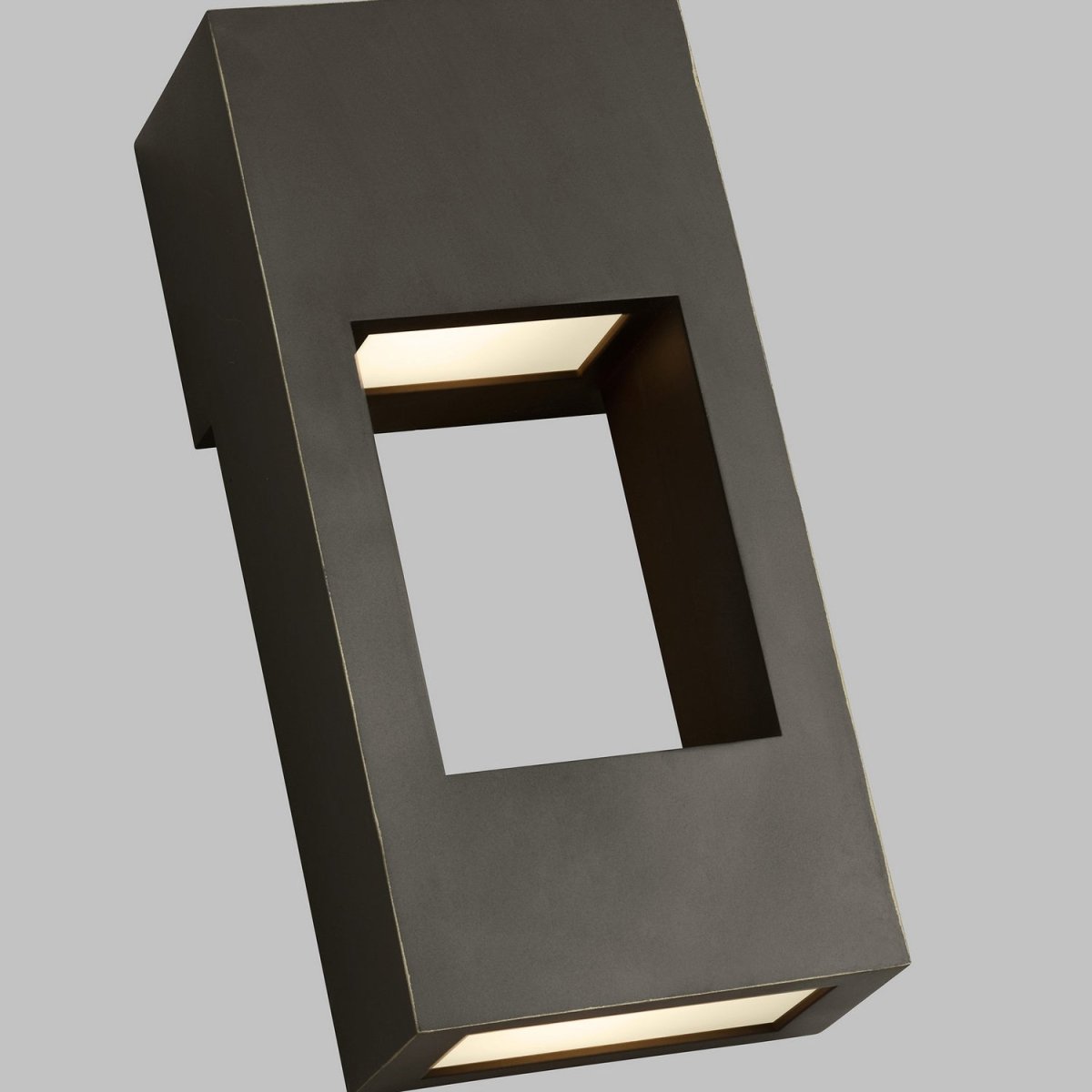 Lanterne murale extérieure Testa - Bronze antique 24" by Visual Comfort Studio | Luminaires & cie