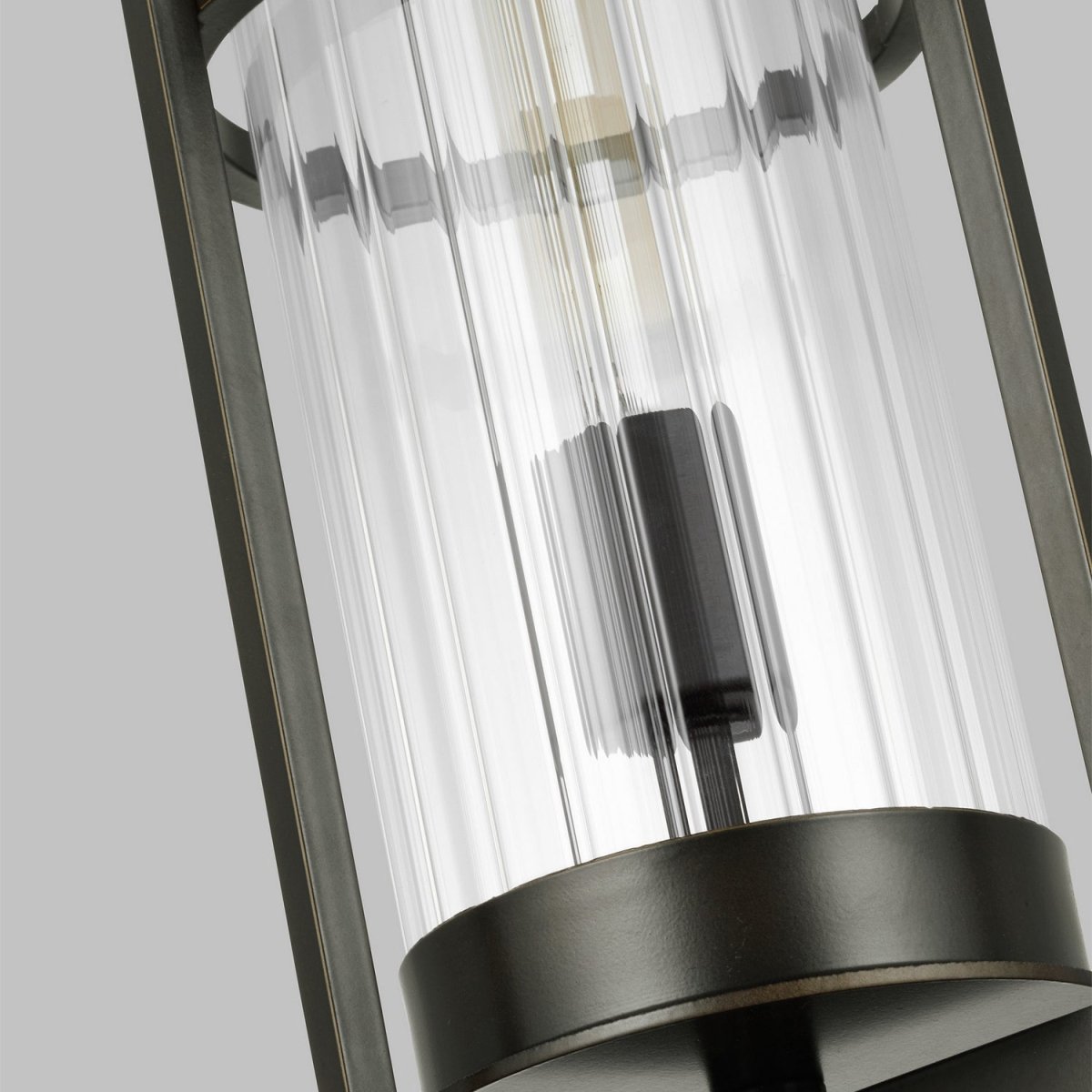 Lanterne sur poteau Alcona - Bronze antique by Visual Comfort Studio | Luminaires & cie