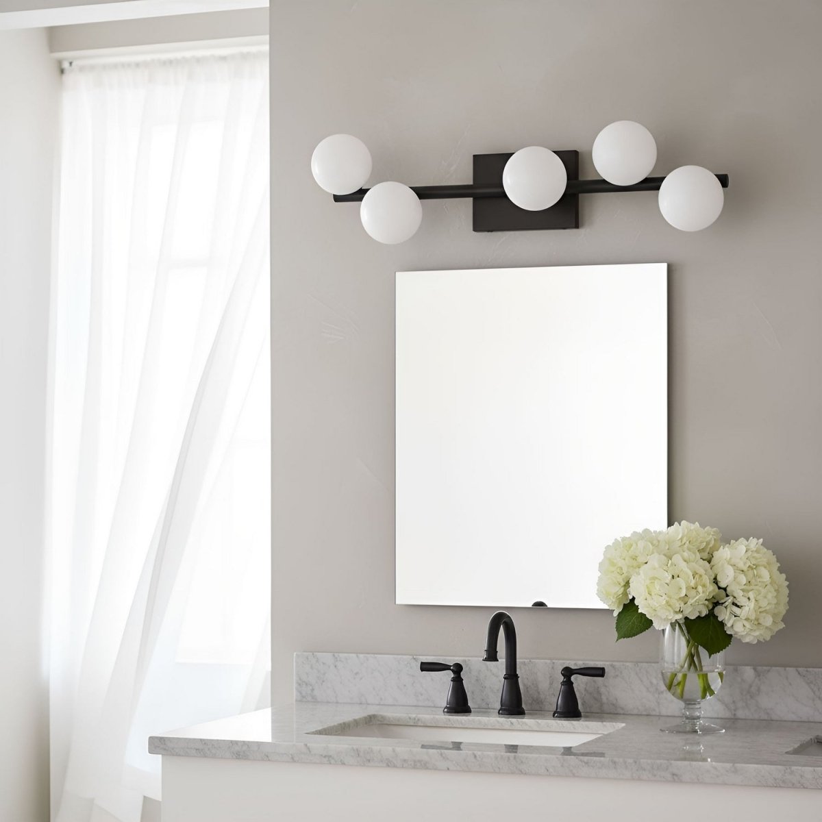 Luminaire de vanité Altair - Laiton bruni 32" by Visual Comfort Studio | Luminaires & cie