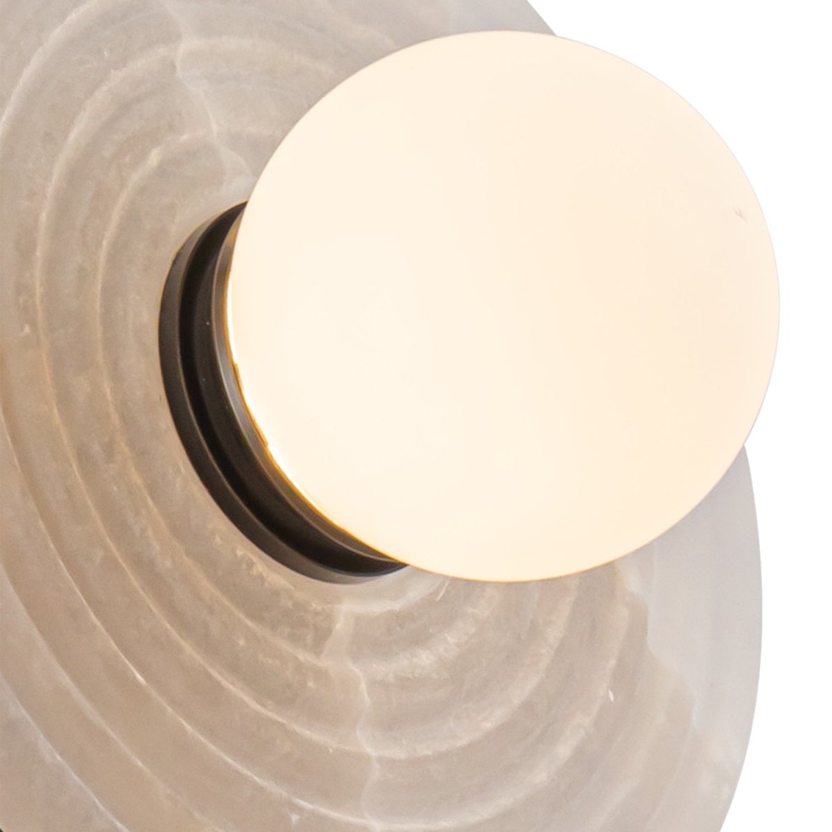 Luminaire de vanité Dahlia - Bronze / Albâtre urbain 13 3/4" by Alora Lighting | Luminaires & cie