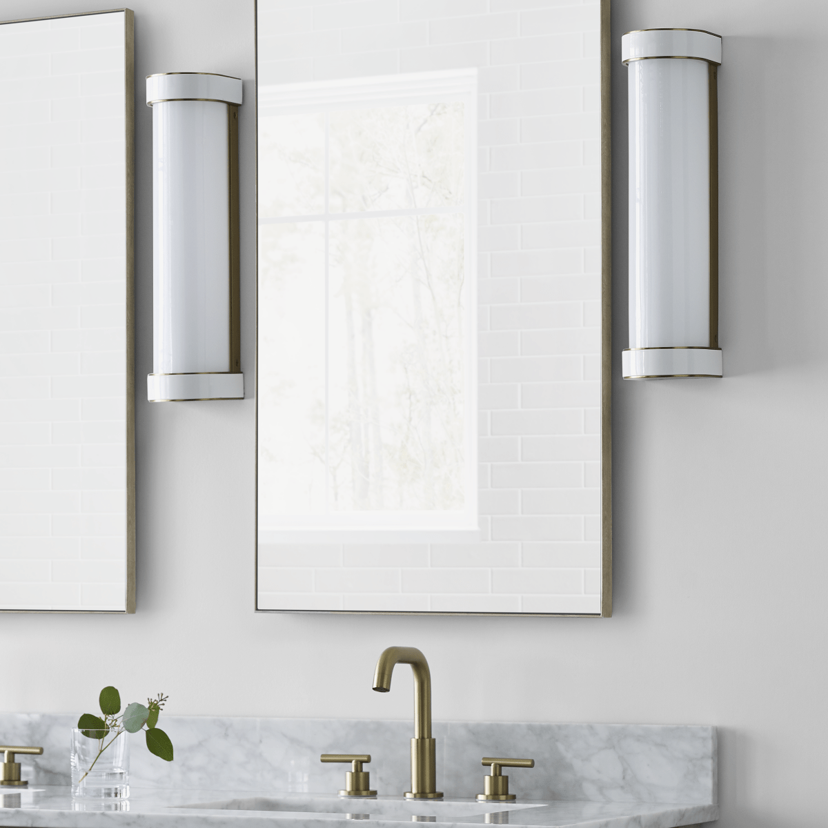 Luminaire de vanité en verre Monroe - Laiton brûlé 18" by Visual Comfort Studio | Luminaires & cie
