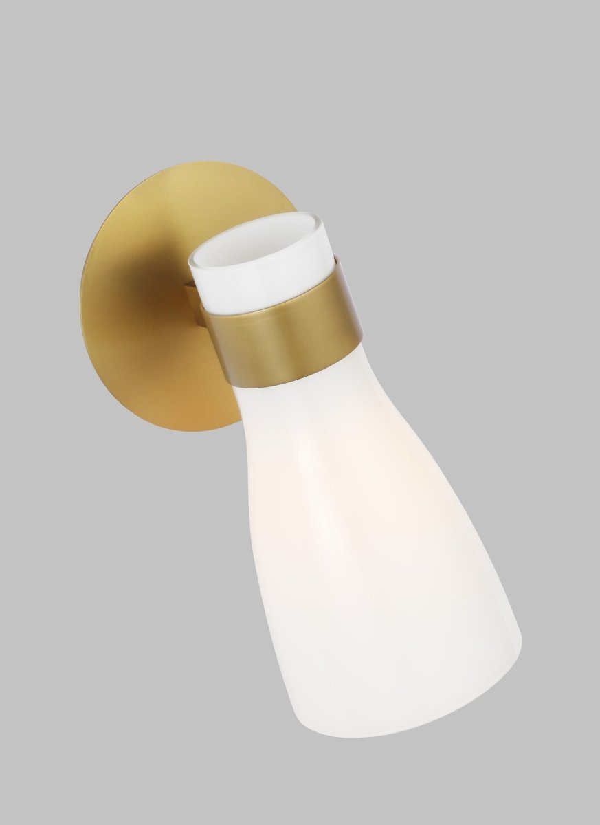 Luminaire de vanité Moritz - Laiton brûlé avec verre blanc lait 5 3/4" by Visual Comfort Studio | Luminaires & cie