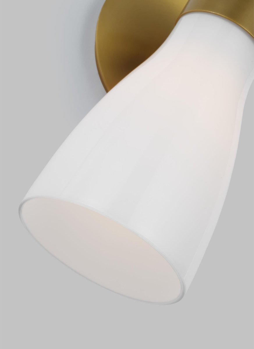 Luminaire de vanité Moritz - Laiton brûlé avec verre blanc lait 5 3/4" by Visual Comfort Studio | Luminaires & cie