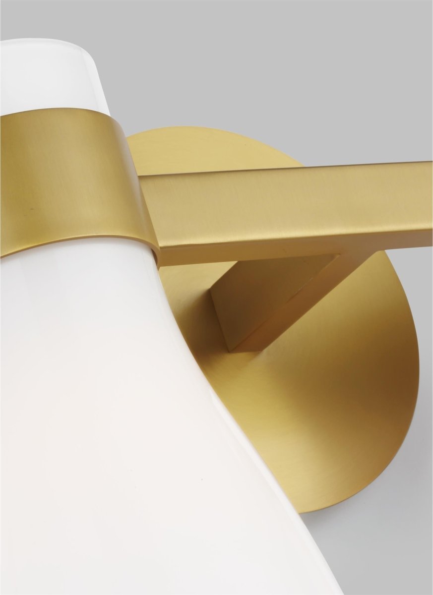 Luminaire de vanité Moritz - Laiton brûlé avec verre blanc lait 14 1/2" by Visual Comfort Studio | Luminaires & cie