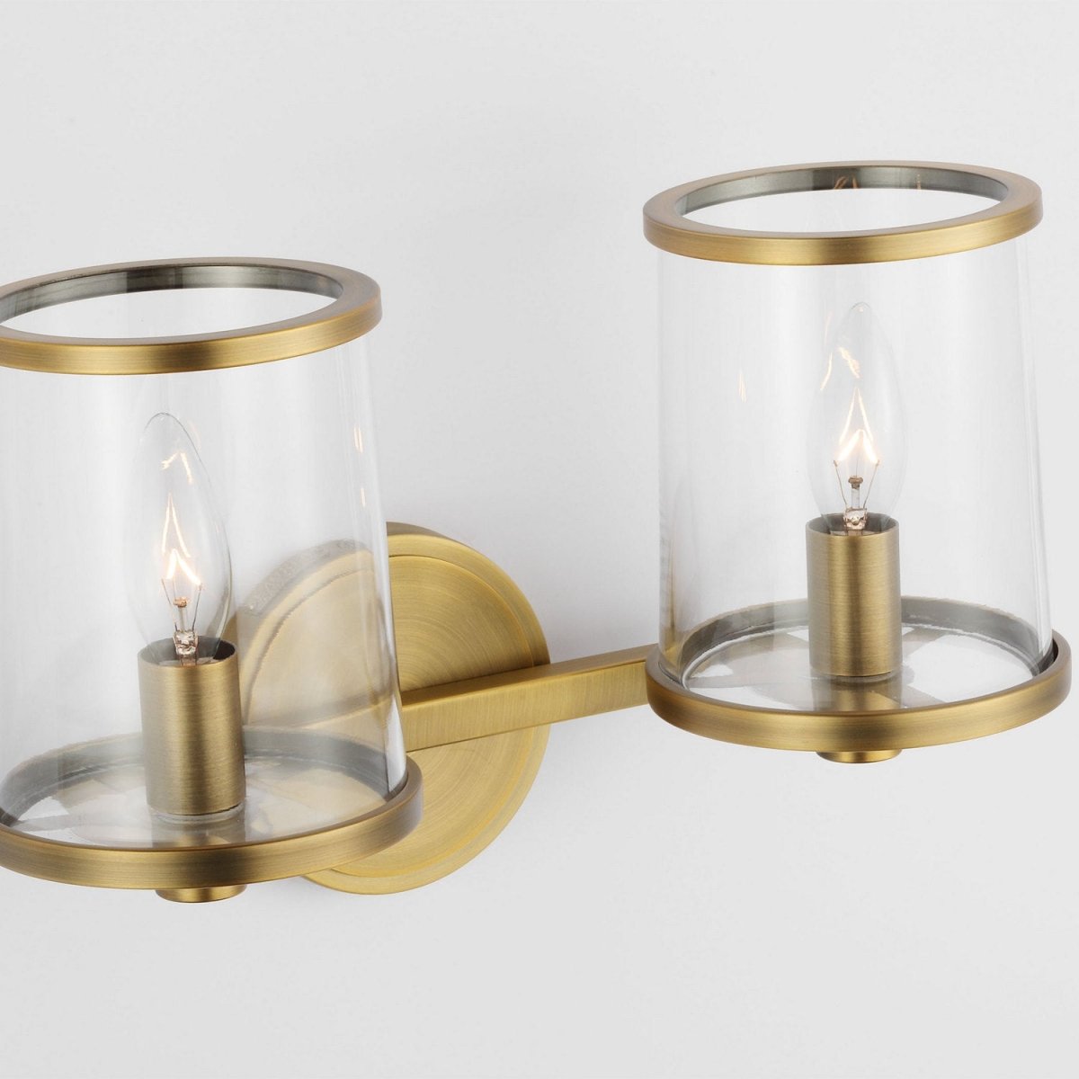 Luminaire de vanité Reynolds - Laiton vieilli dans le temps 23 7/8" by Visual Comfort Studio | Luminaires & cie