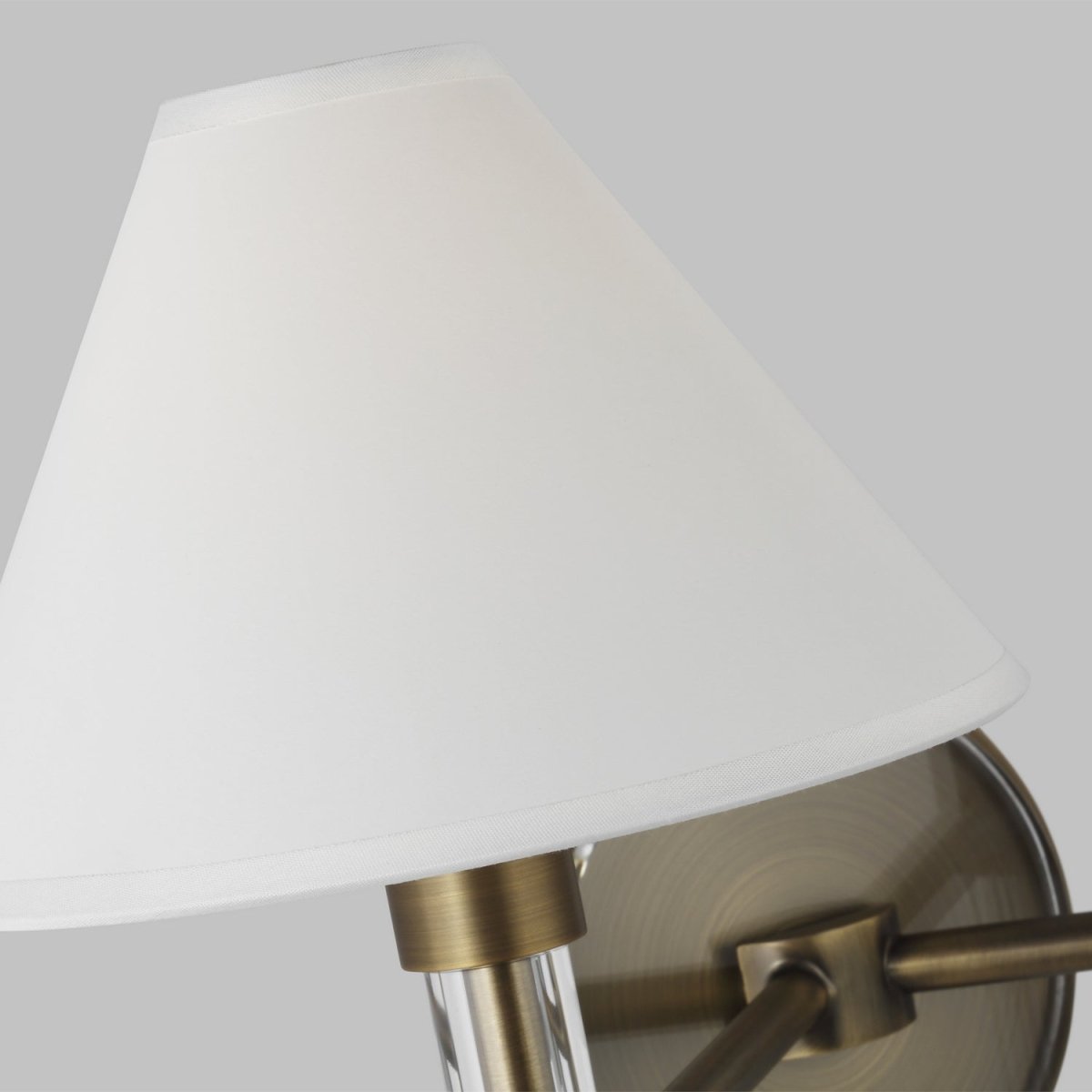 Luminaire de vanité Robert - Laiton vieilli dans le temps 9" by Visual Comfort Studio | Luminaires & cie