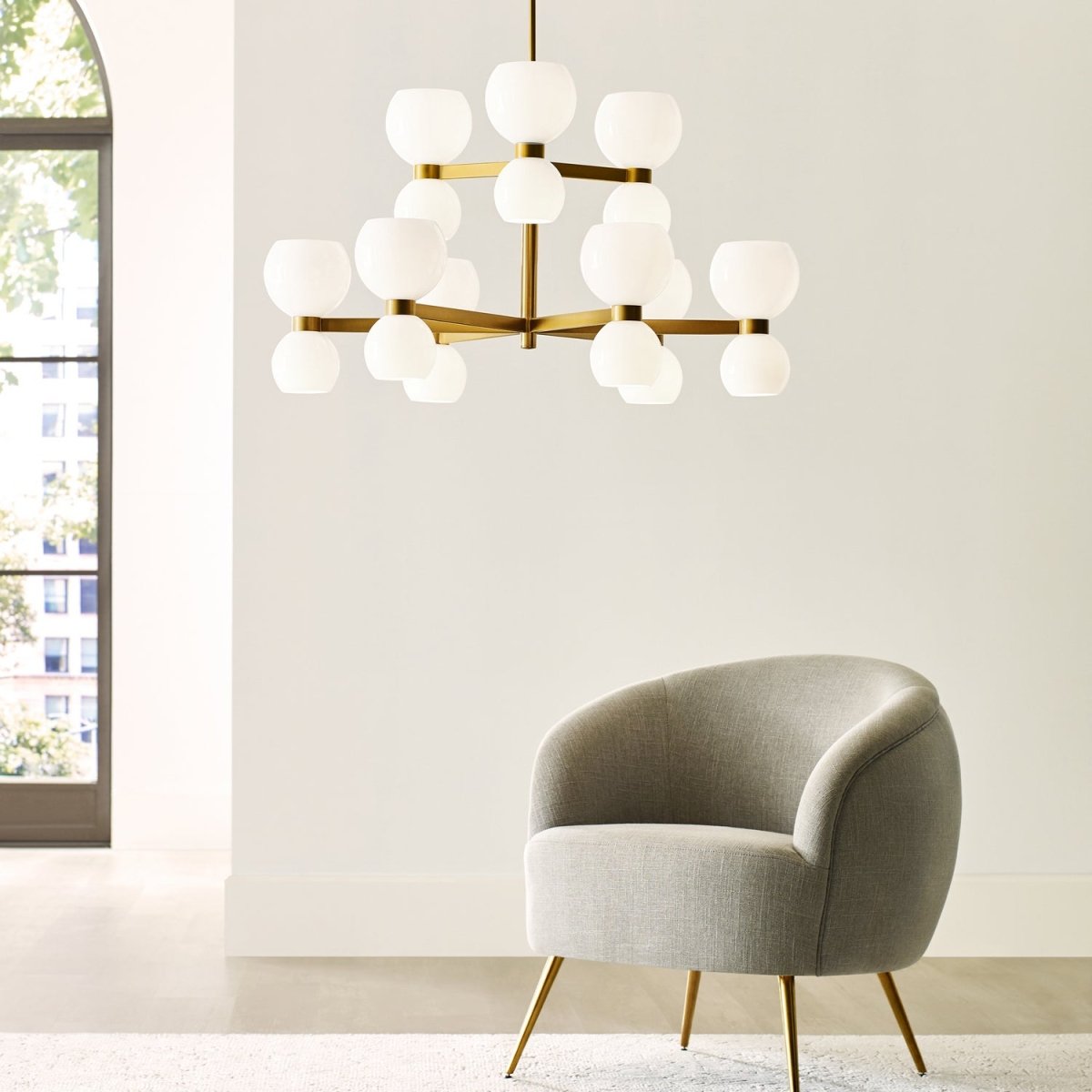 Lustre Londyn - Laiton bruni avec verre opalin blanc 12 by Visual Comfort Studio | Luminaires & cie