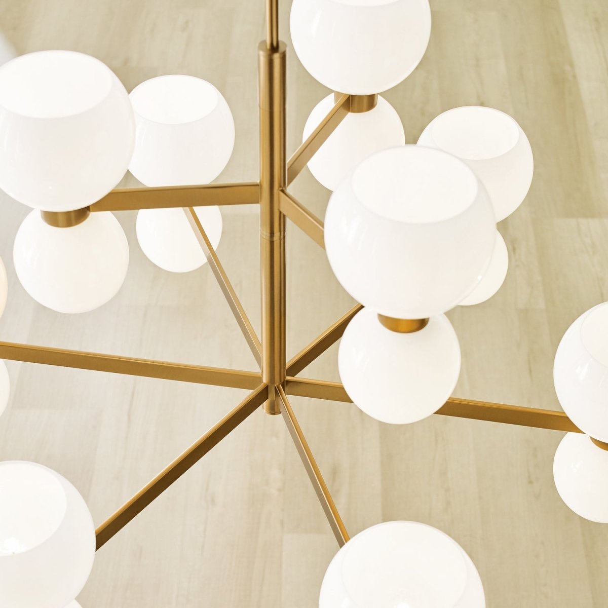 Lustre Londyn - Laiton bruni avec verre opalin blanc 12 by Visual Comfort Studio | Luminaires & cie
