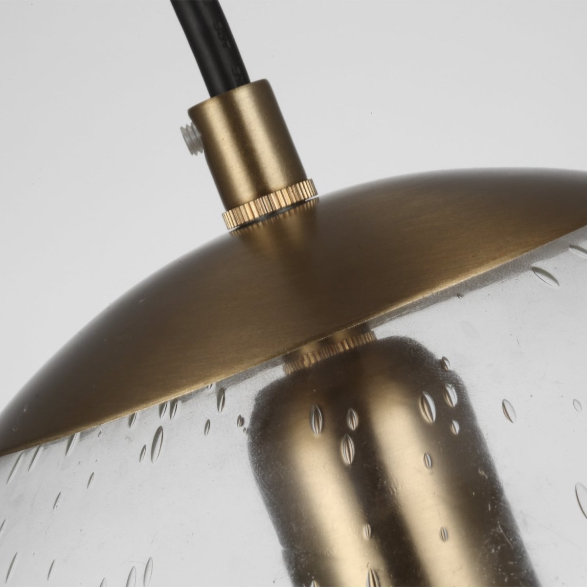 Mini-suspension Leo - Hanging Globe - Satin Brass Clear Seeded 14 by Visual Comfort Studio | Luminaires & cie