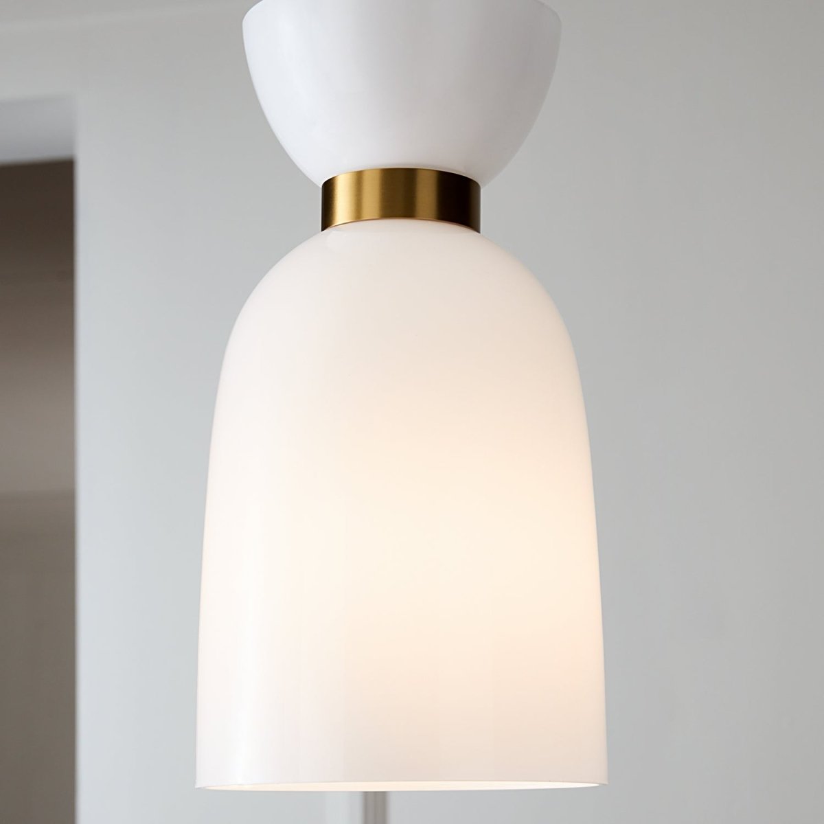 Mini-suspension Londyn - Laiton bruni avec verre opalin blanc by Visual Comfort Studio | Luminaires & cie