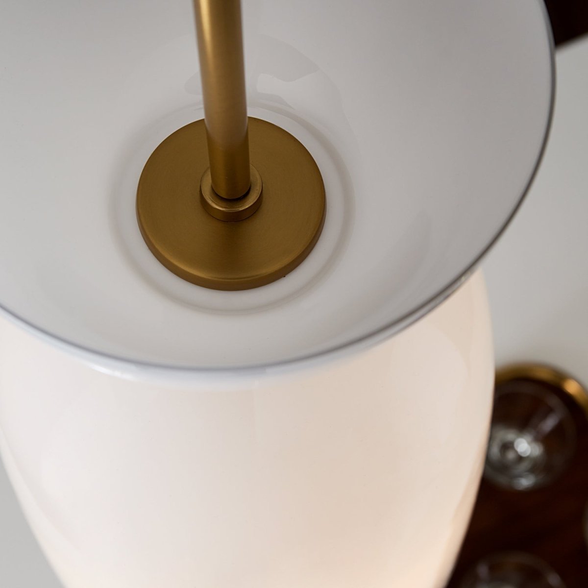 Mini-suspension Londyn - Laiton bruni avec verre opalin blanc by Visual Comfort Studio | Luminaires & cie