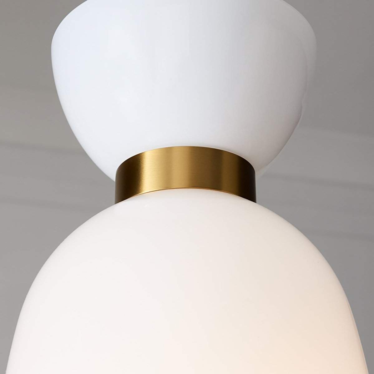 Mini-suspension Londyn - Laiton bruni avec verre opalin blanc by Visual Comfort Studio | Luminaires & cie