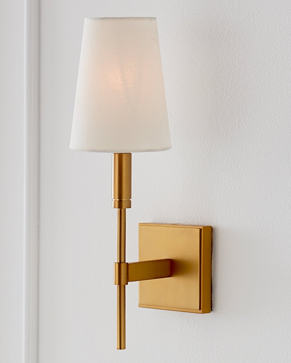 Murale Beckham Classic - Laiton brûlé Lin blanc by Visual Comfort Studio | Luminaires & cie