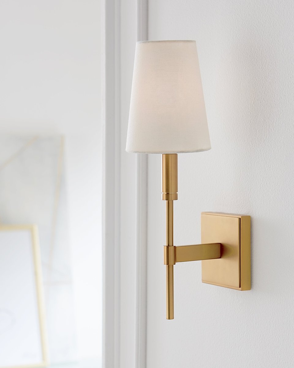 Murale Beckham Classic - Laiton brûlé Lin blanc by Visual Comfort Studio | Luminaires & cie