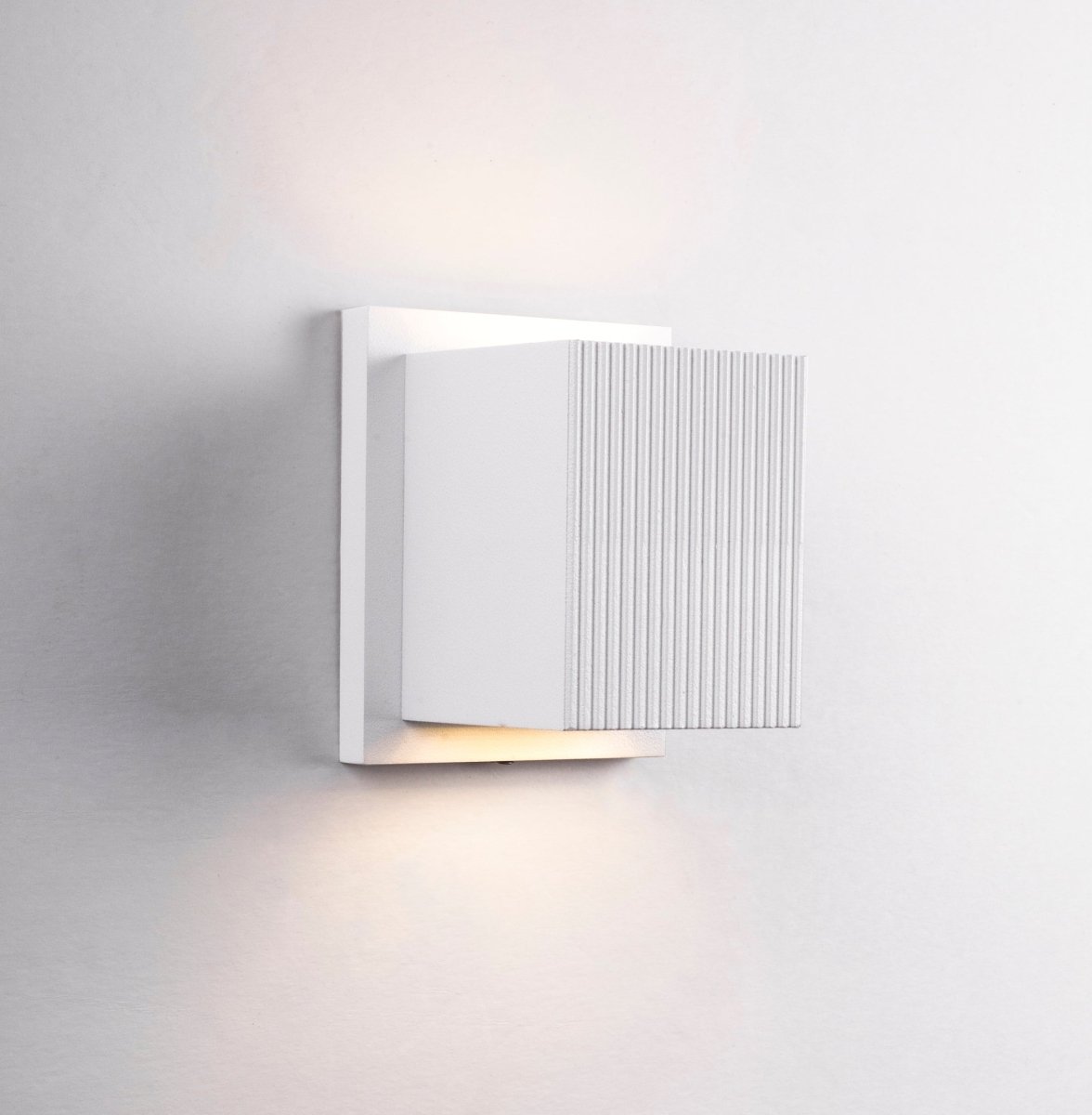 Murale extérieure Mavis - Blanc Verre dépoli by Kuzco Lighting | Luminaires & cie