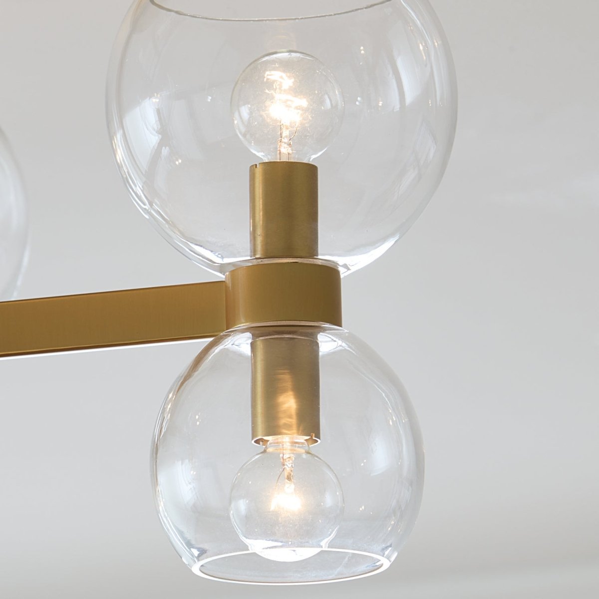 Semi-plafonnier Londyn - Laiton bruni avec verre opalin blanc by Visual Comfort Studio | Luminaires & cie