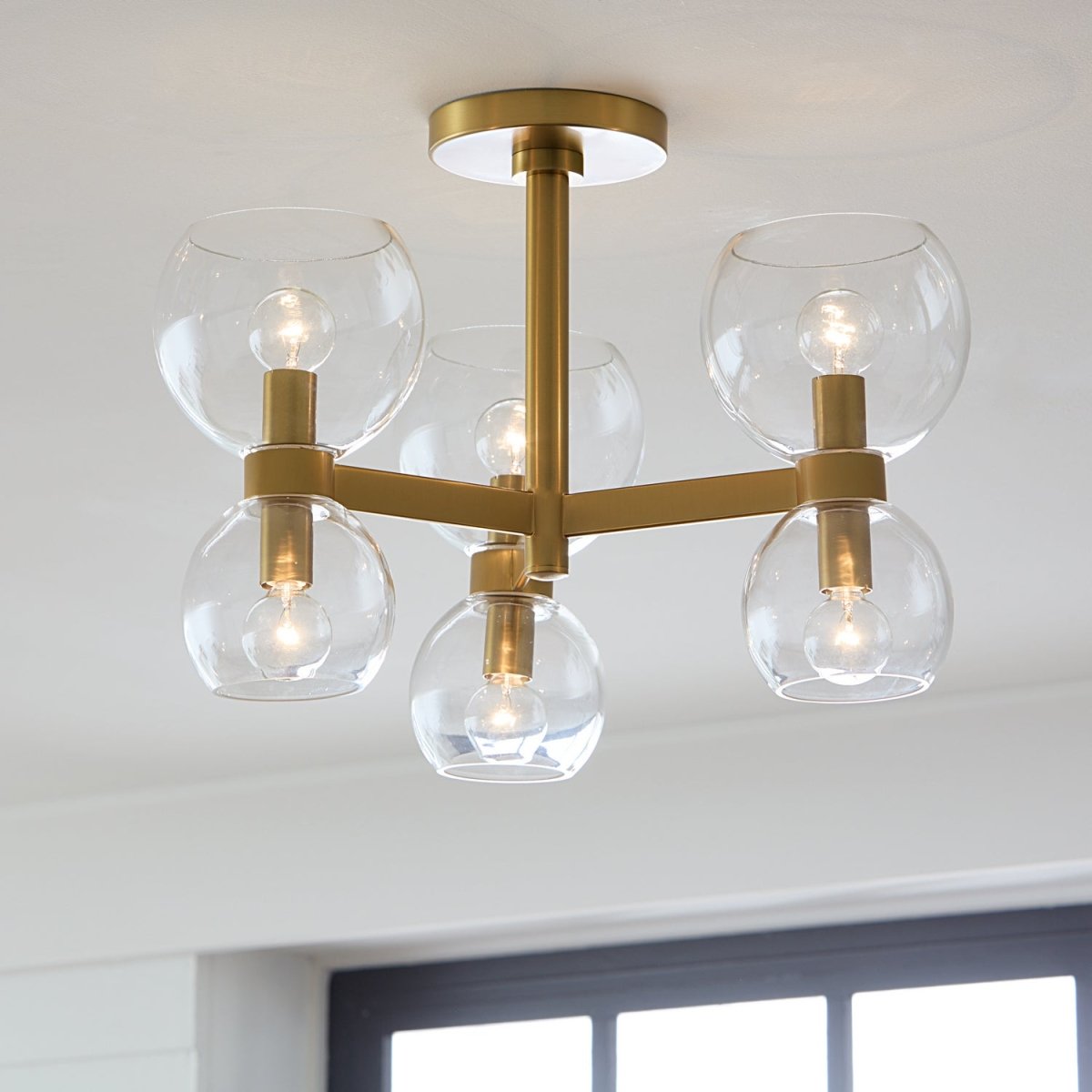 Semi-plafonnier Londyn - Laiton bruni avec verre opalin blanc by Visual Comfort Studio | Luminaires & cie