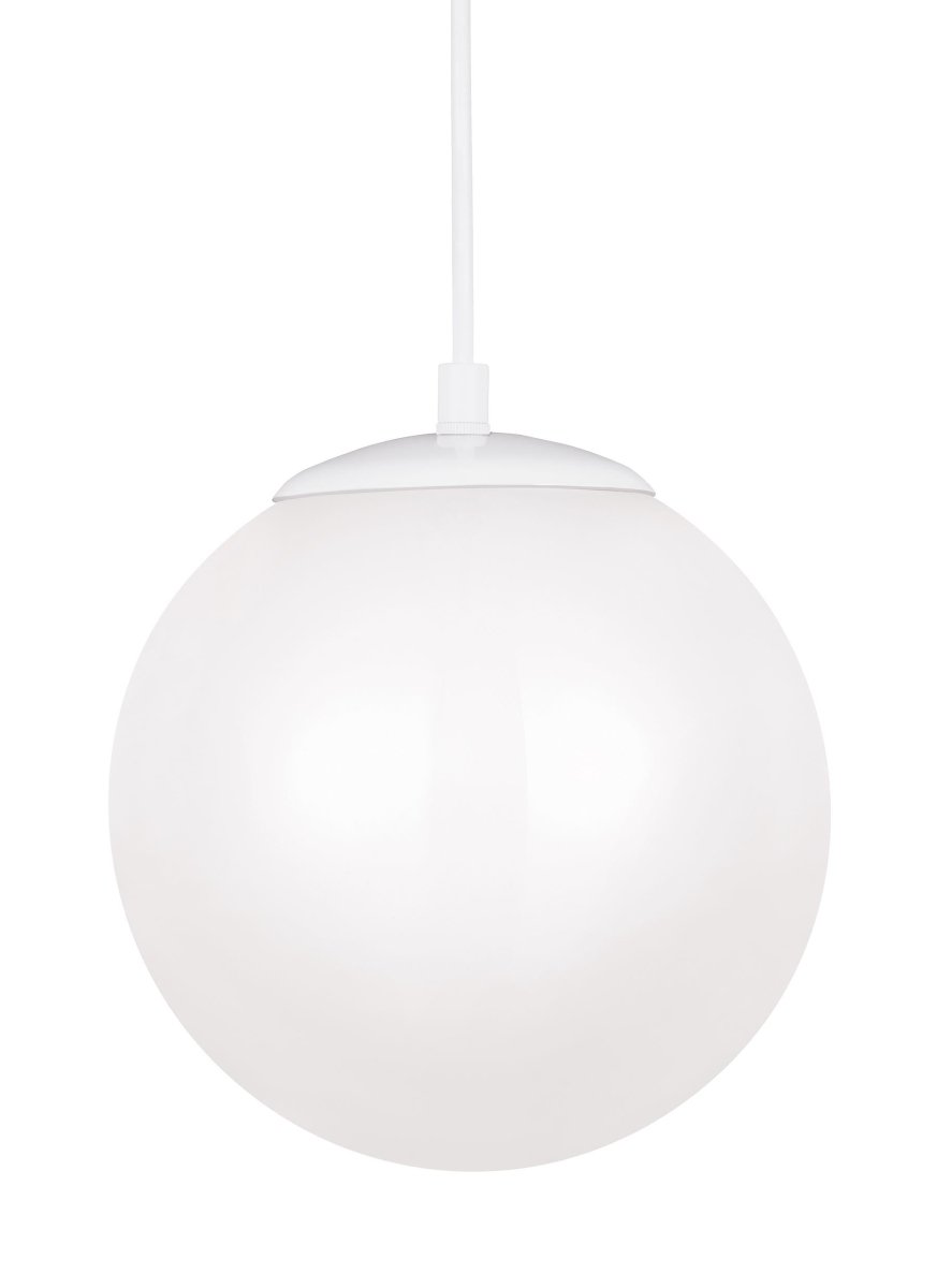 Suspension Leo - Hanging Globe M - Blanc Ampoules DEL incluses by Visual Comfort Studio | Luminaires & cie