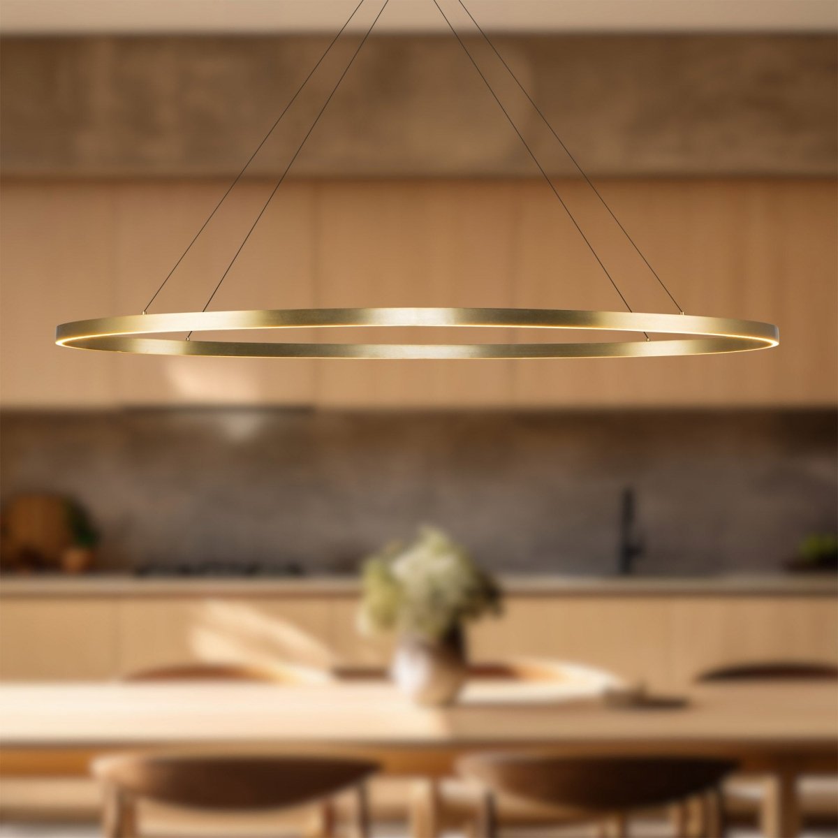 Suspension linéaire Ovale - Or brossé 53 3/4" by Kuzco Lighting | Luminaires & cie