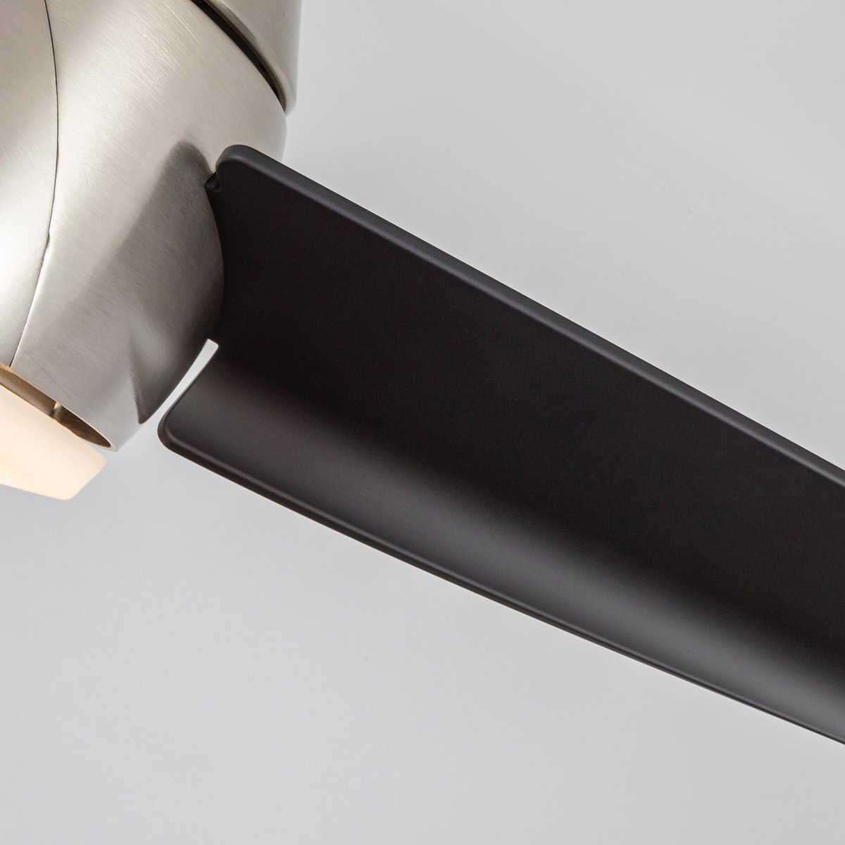 Ventilateur Thalia - Nickel brossé / noir mat 16 1/8" by Kuzco Lighting | Luminaires & cie