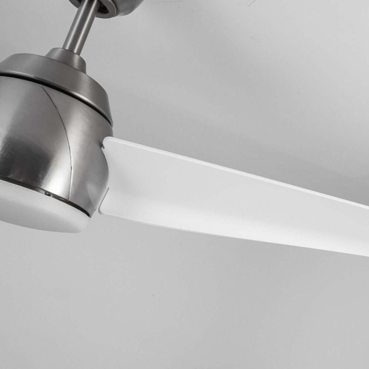 Ventilateur Thalia - Nickel brossé / blanc mat 16 1/8" by Kuzco Lighting | Luminaires & cie